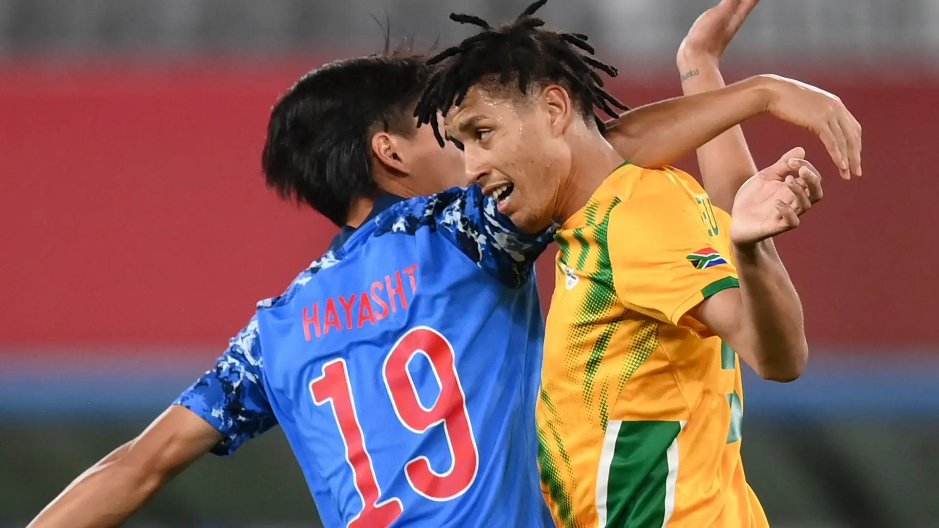"Piangiamo tutti la perdita di questo ragazzo", ha dichiarato Danny Jordaan, presidente della Federcalcio sudafricana