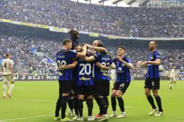 La doppietta lampo di Calhanoglu dà il via alla festa scudetto dell’Inter
