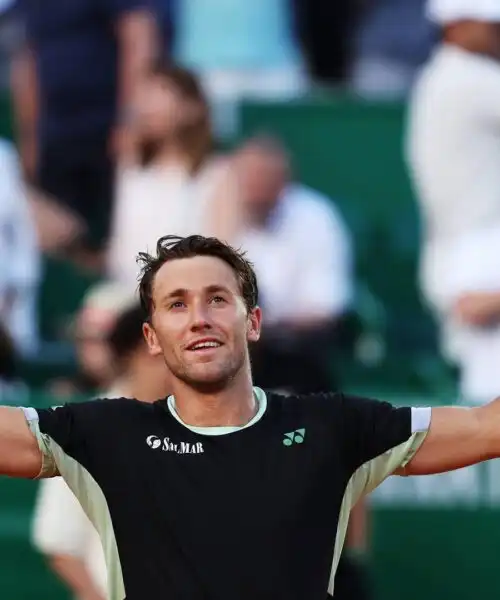 Monte Carlo: Casper Ruud sorprende Novak Djokovic e raggiunge Tsitsipas in finale