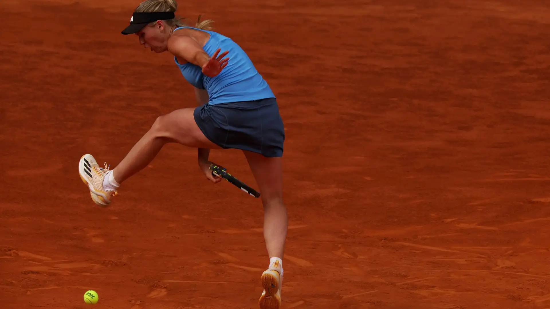 Eccola esibirsi in un tweener, il classico colpo tra le gambe