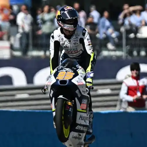 Moto3, a Jerez cade David Alonso, vince Collin Veijer