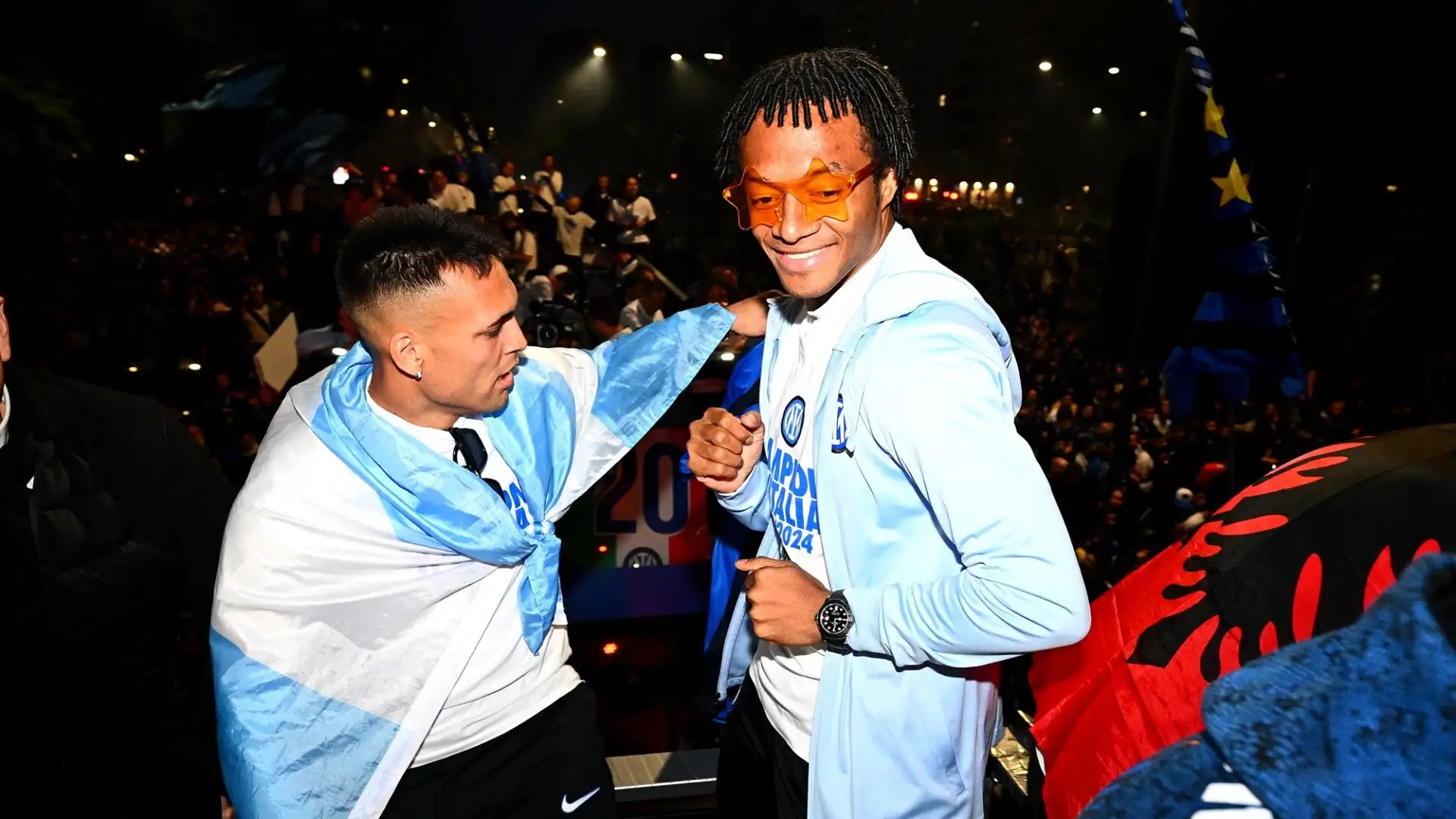 Il colombiano in piazza Duomo a Milano ha saltato insieme ai compagni al coro: "Chi non salta bianconero è"