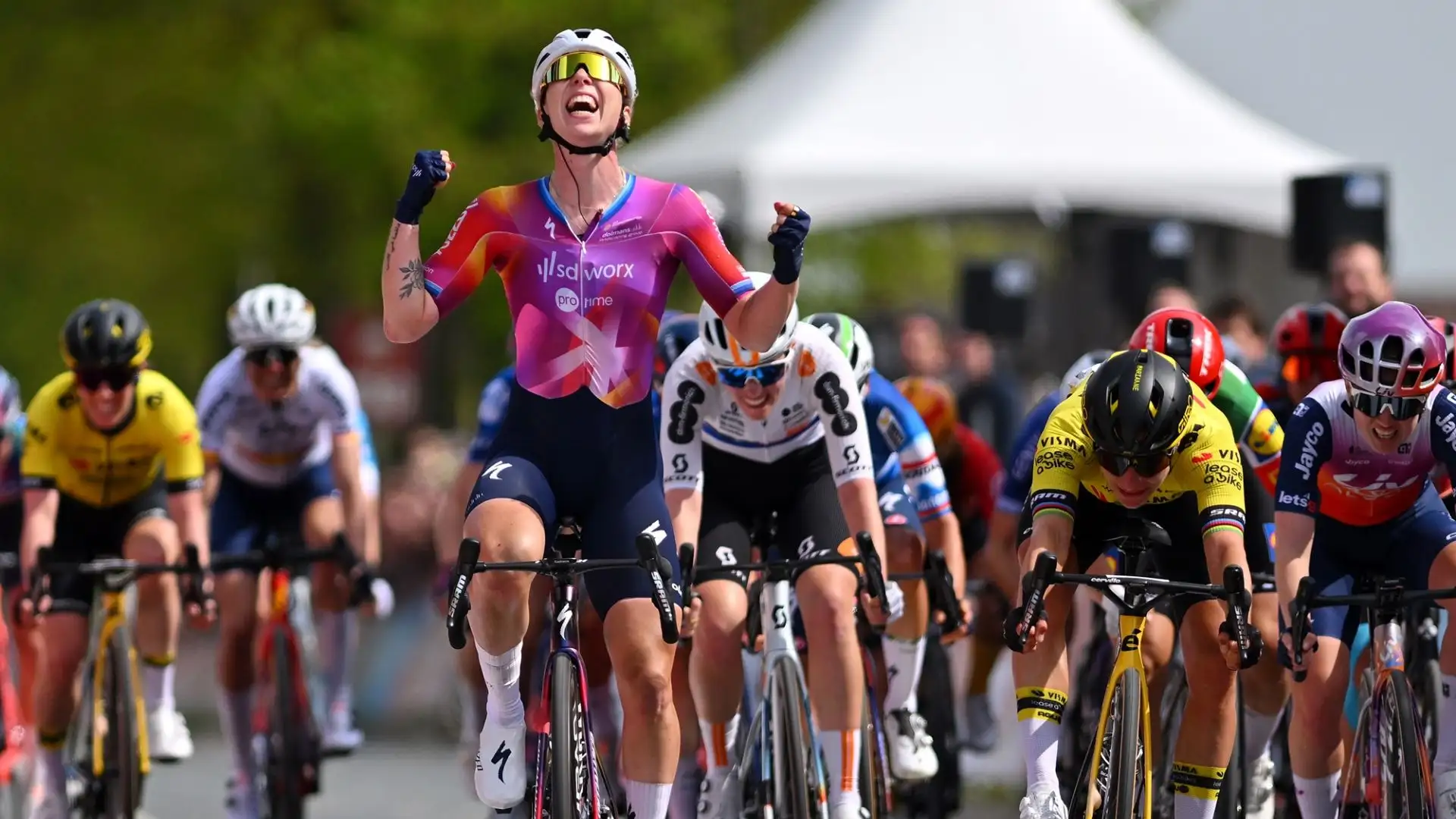 Nella volata per la vittoria, l'olandese Lorena Wiebes ha esultato troppo presto