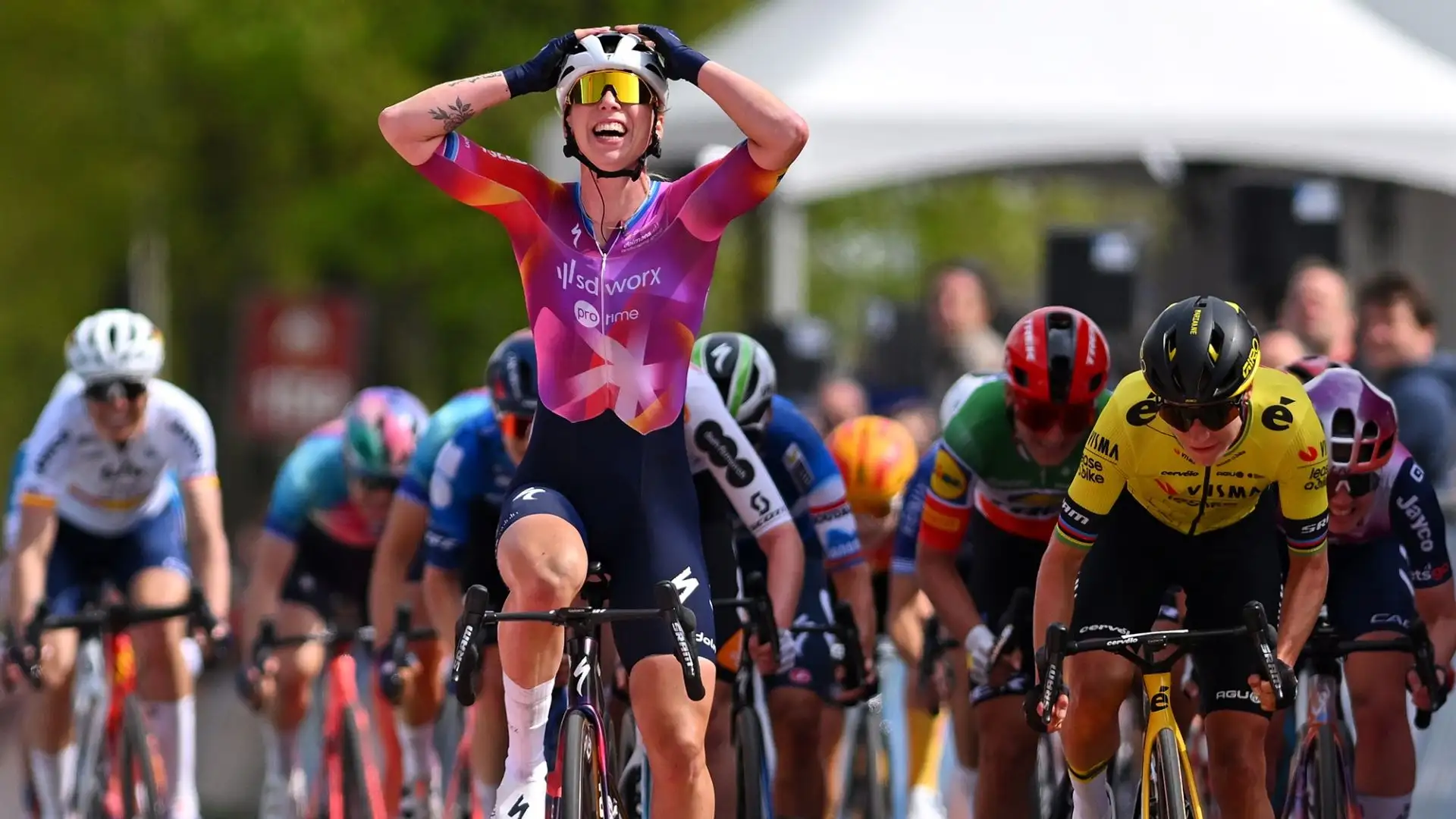 La Wiebes pensava di essere nettamente in vantaggio sulle rivali, e non si è accorta della connazionale Marianne Vos, alla sua sinistra