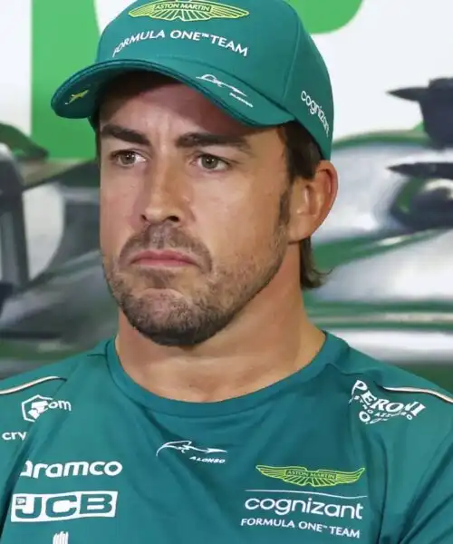 Fernando Alonso spegne i rumors di mercato su Max Verstappen