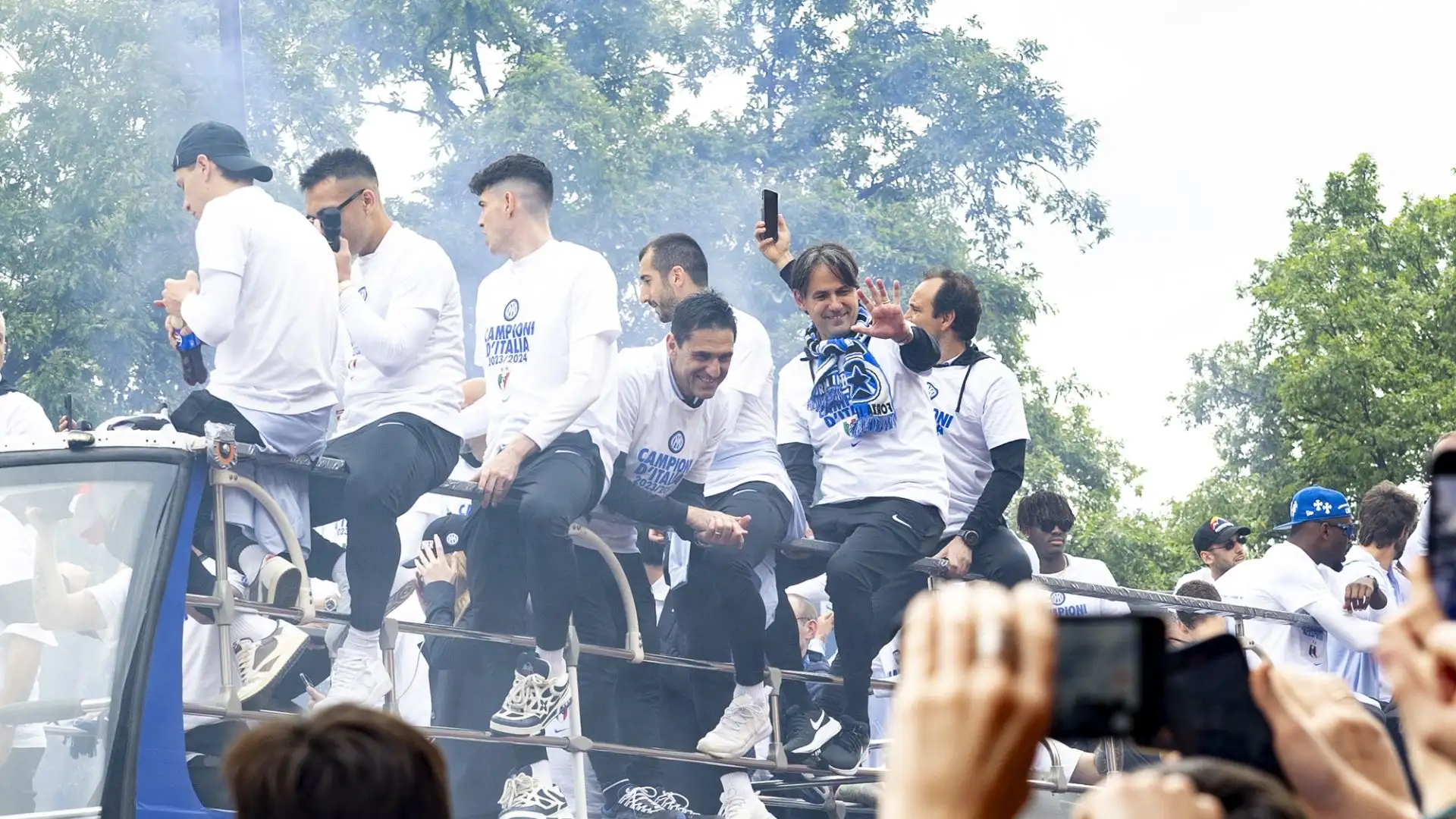 La parata trionfale dei nerazzurri sul bus scoperto è cominciata a San Siro e si è conclusa in Duomo