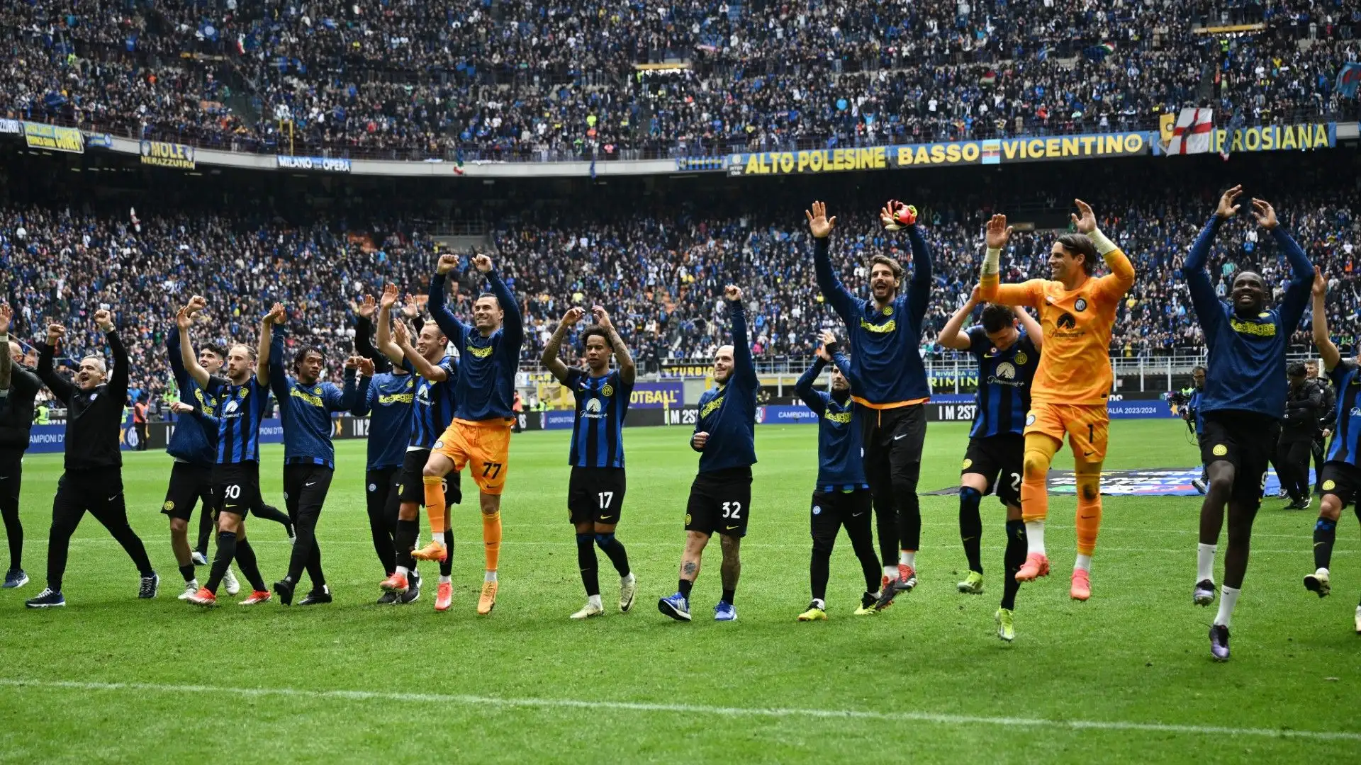 Un bus scoperto attende i nerazzurri
