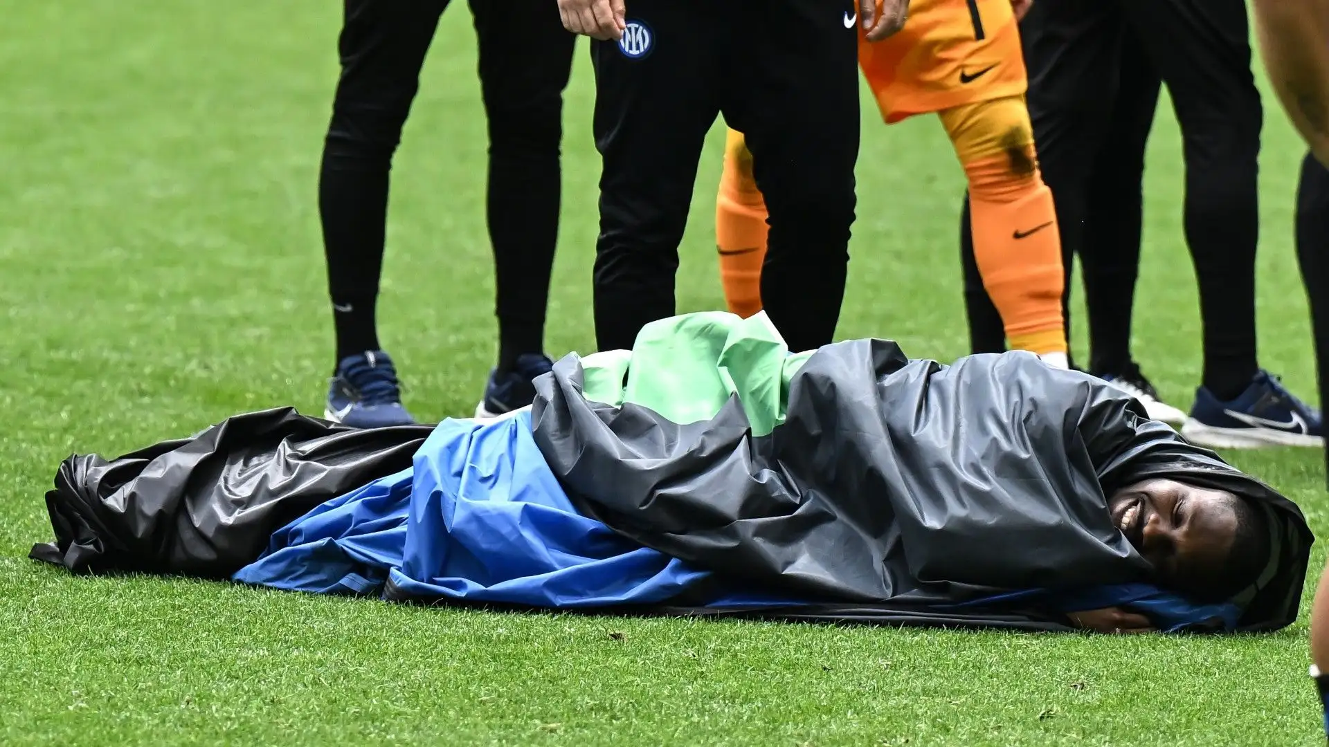 Thuram ha provato a fare un pisolino in mezzo al campo, avvolto dalla bandiera