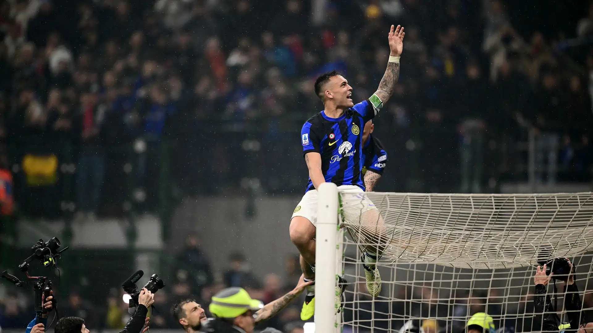 Tra il campo e gli spogliatoi, esplode la festa a San Siro
