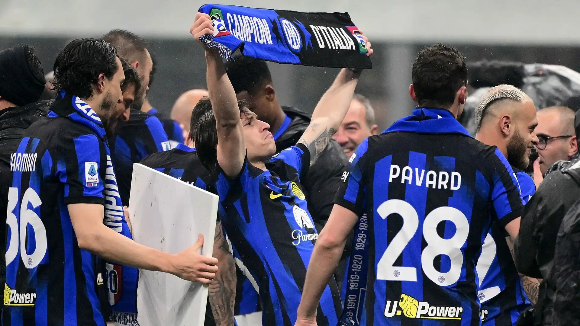 Fuori dallo stadio e in città, i tifosi nerazzurri hanno cominciato a festeggiare, nonostante il maltempo
