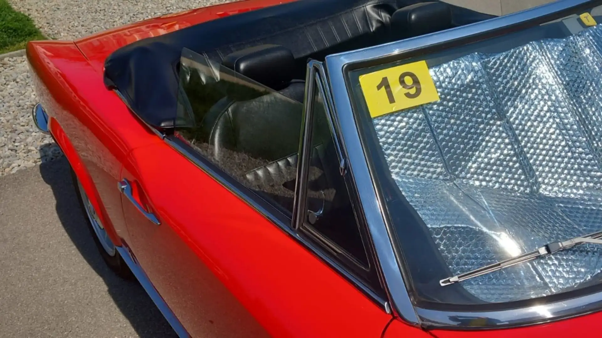 Nel 1969 venne presentata la seconda serie (riconoscibile dalle gobbe sul cofano), mentre nel 1972 uscì sul mercato la terza serie
