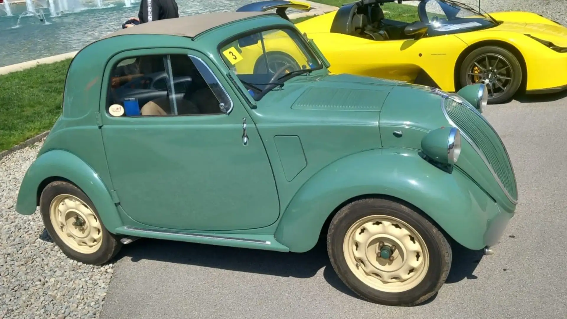 La Fiat 500 riuscì a soddisfare questa domanda, diventando un simbolo di motorizzazione di massa nel Paese
