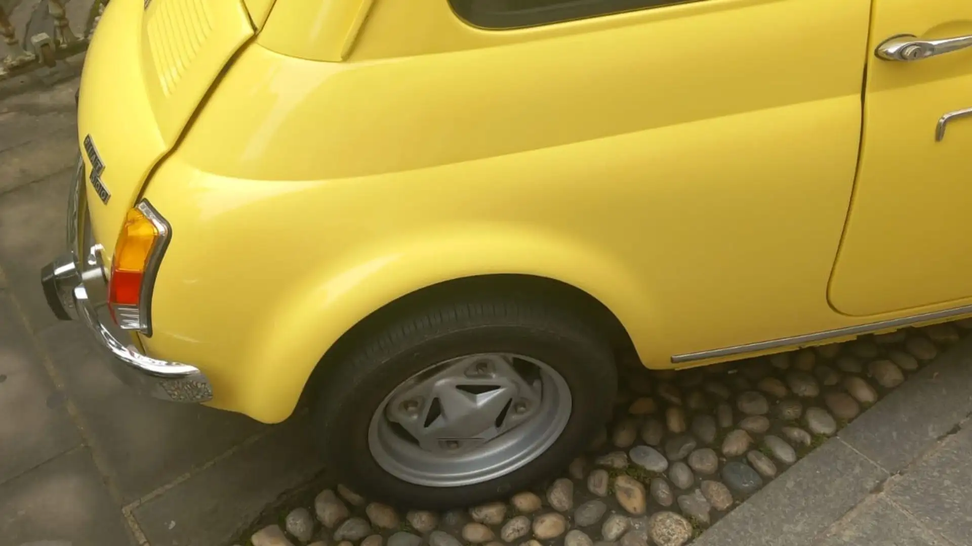 Un'auto piuttosto diversa da quella di queste immagini