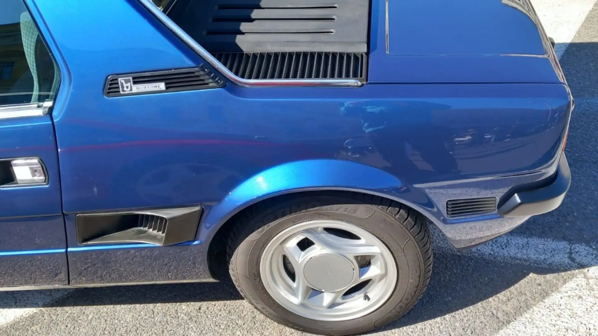 Questa auto può raggiungere una velocità massima di 180 km/h