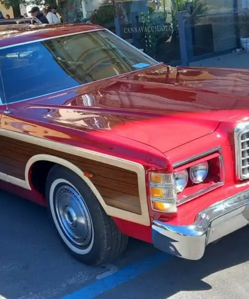 Legno e acciaio per la gigantesca Ford Country Squire: le foto