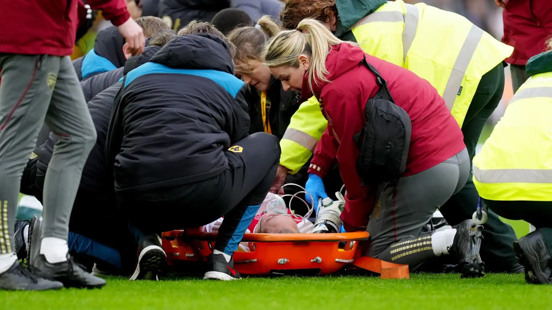 Momenti di paura durante il match di Coppa di Lega inglese femminile tra Arsenal e Chelsea