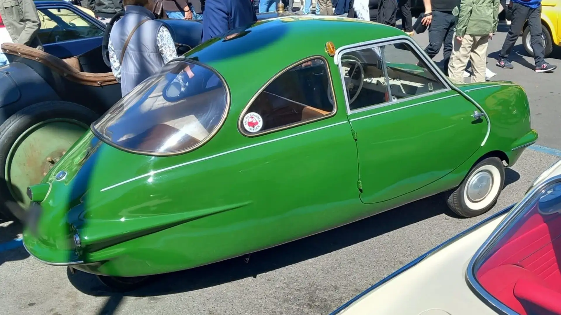 Le prime unità erano costituite da un telaio in lamiera d'acciaio e una carrozzeria in legno compensato rivestito in pelle