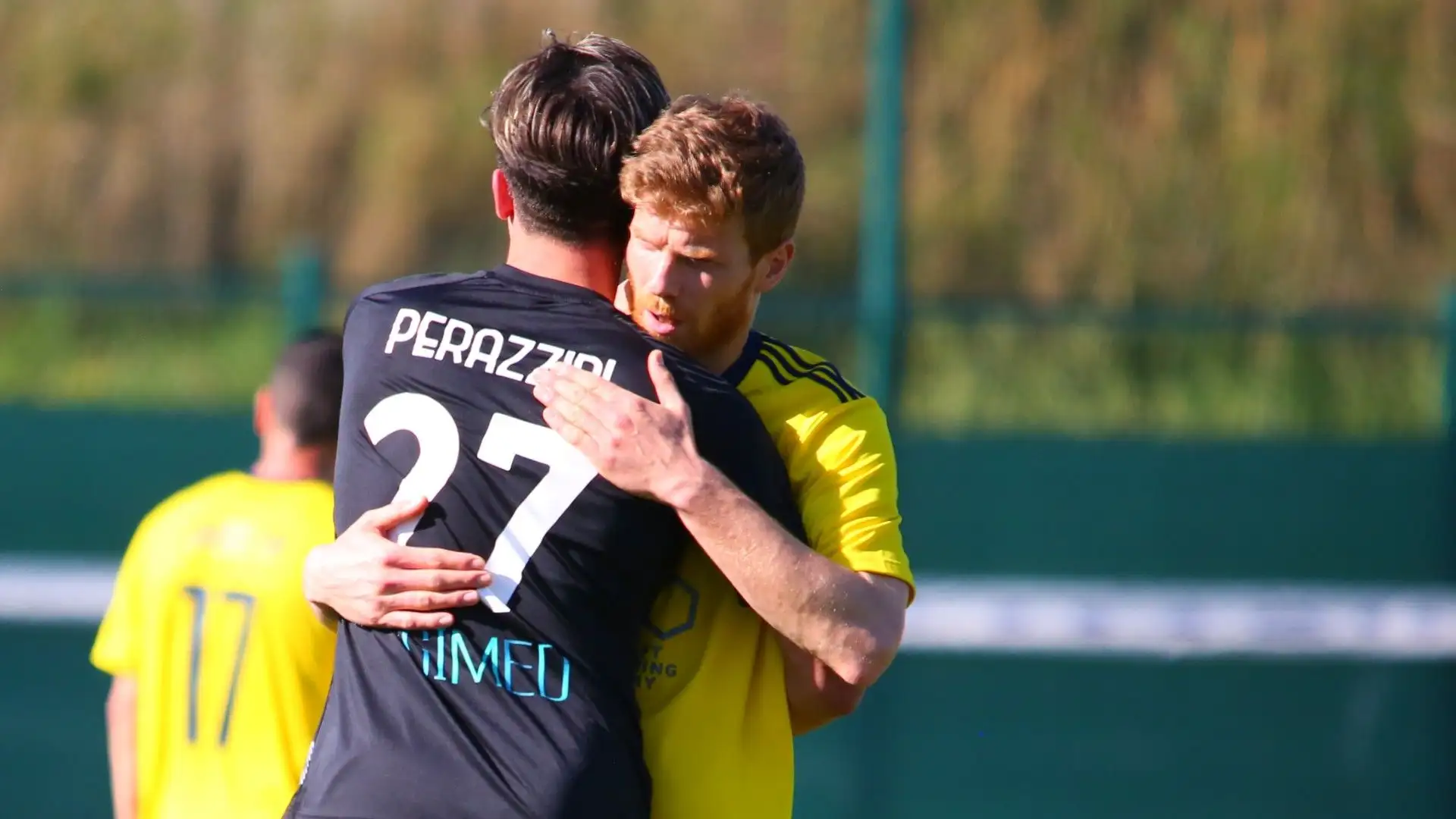 Predilige iniziare le azioni dalla difesa, con passaggi corti e precisi, coinvolgendo anche il portiere nella fase di costruzione.
