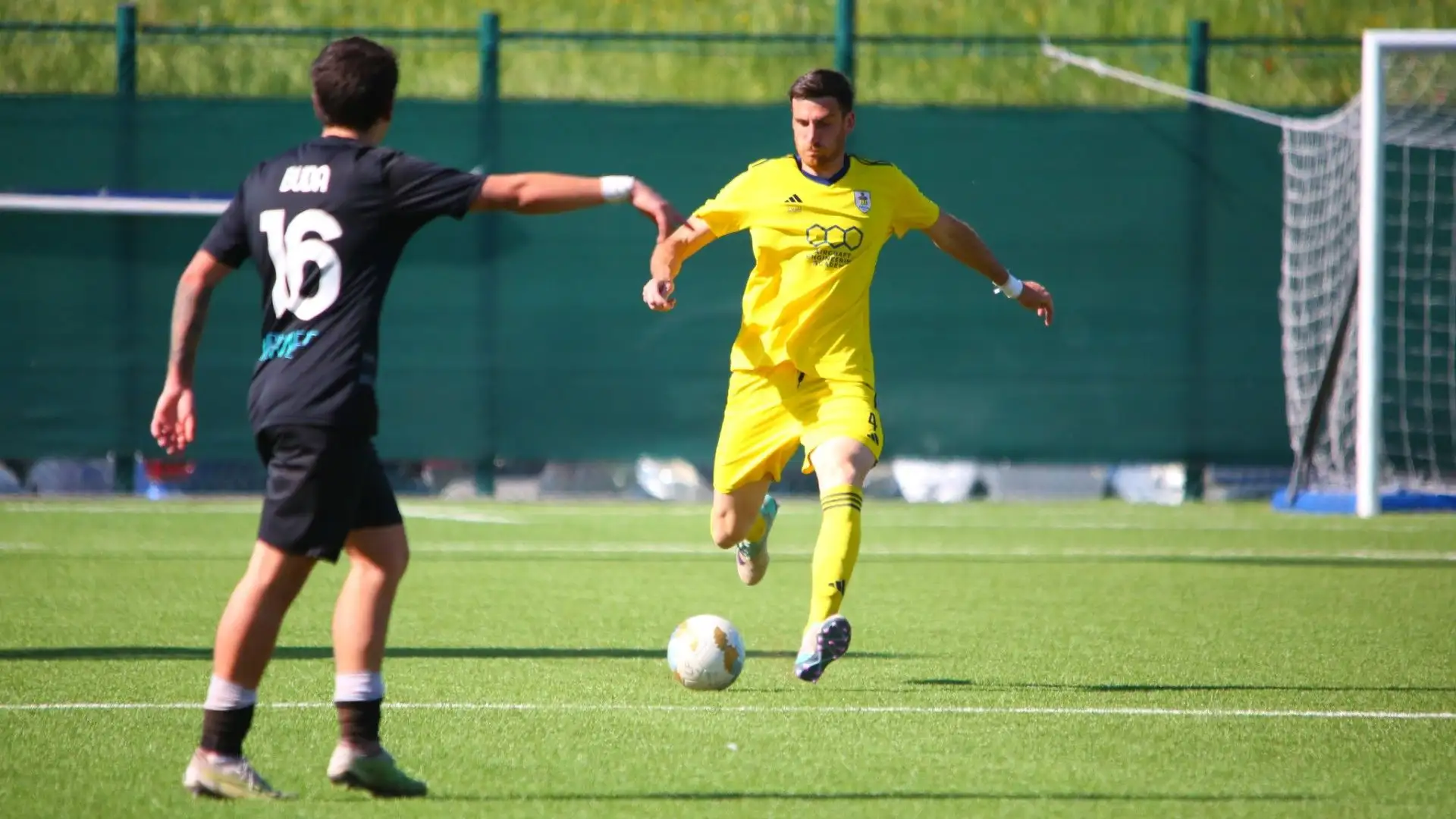 Applica un pressing aggressivo sulla squadra avversaria per recuperare rapidamente il possesso e mantenere la pressione costante.
