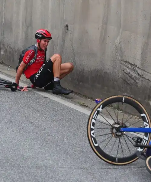 Caos al Giro d’Italia: dopo l’incidente Bettiol si scontra con un meccanico