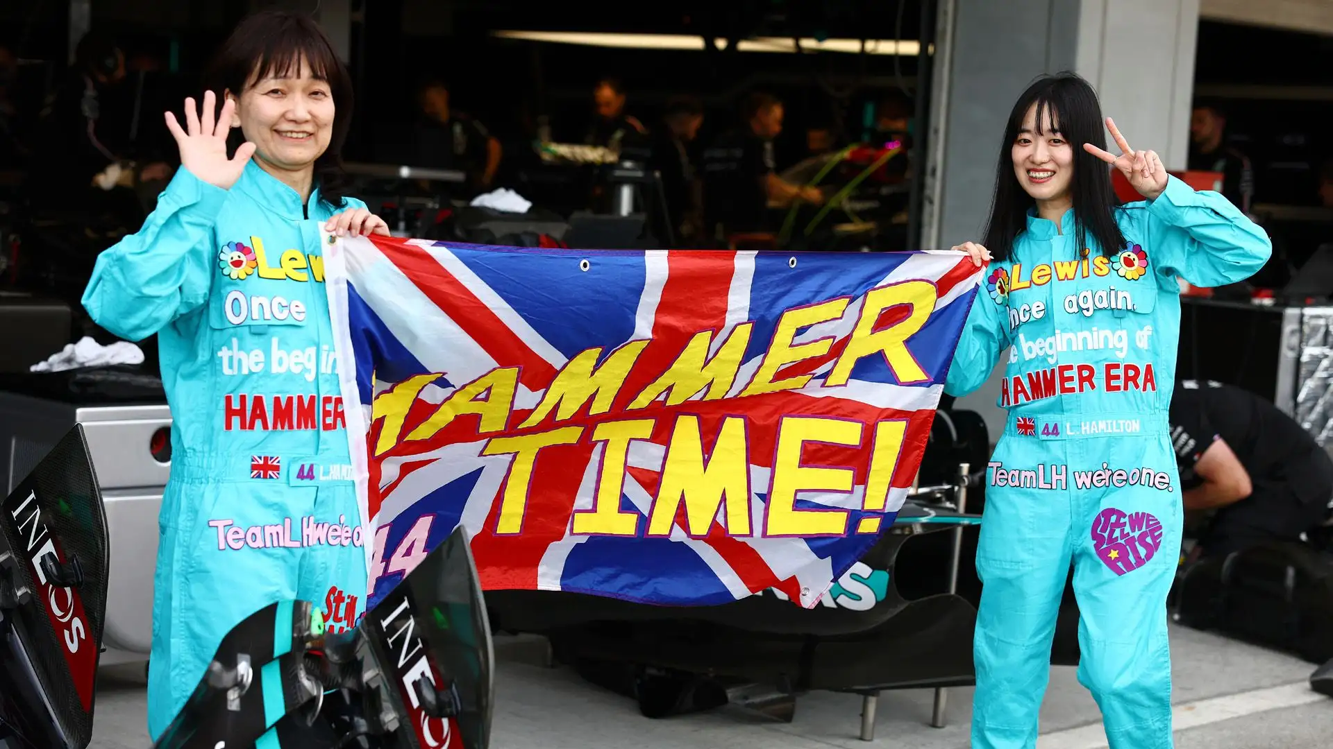 Lewis Hamilton ha fatto breccia nel cuore di queste due ragazze