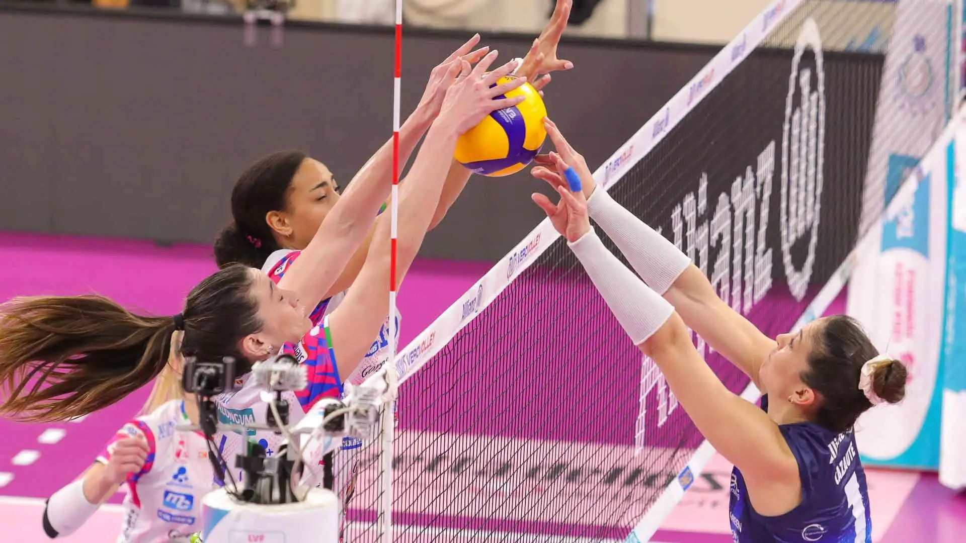 Cazaute si è avvicinata alla pallavolo ad otto anni grazie alla mamma, allenatrice, dopo aver provato il tennis e la ginnastica. A 14 anni ha iniziato a giocare nel ruolo di schiacciatrice, crescendo nel Gruissan (2012/2013) e poi passando nel France Avenir (il Club Italia transalpino) nel 2013/2014.