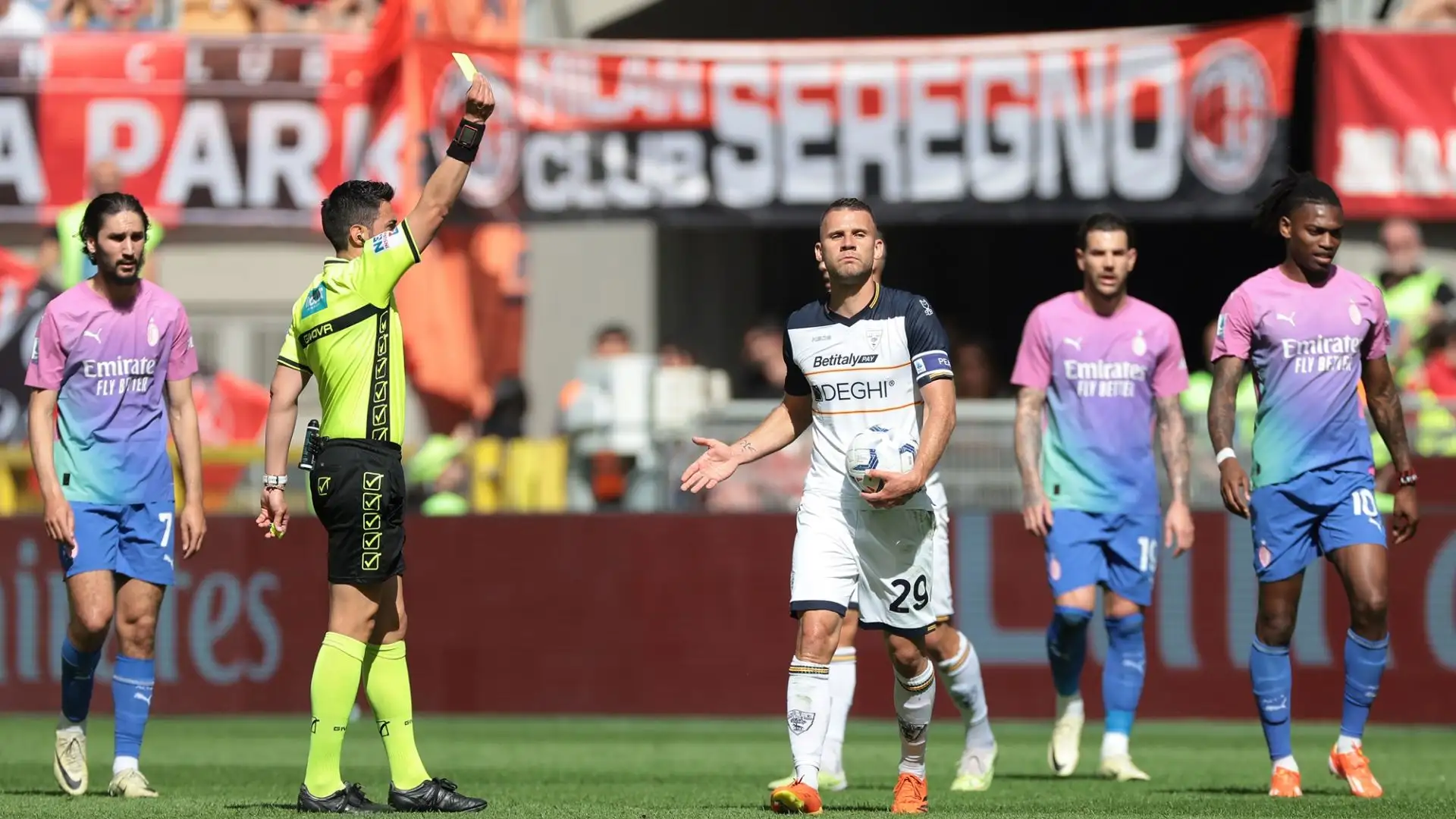Il Lecce ha protestato furiosamente perché l'azione non è stata fermata