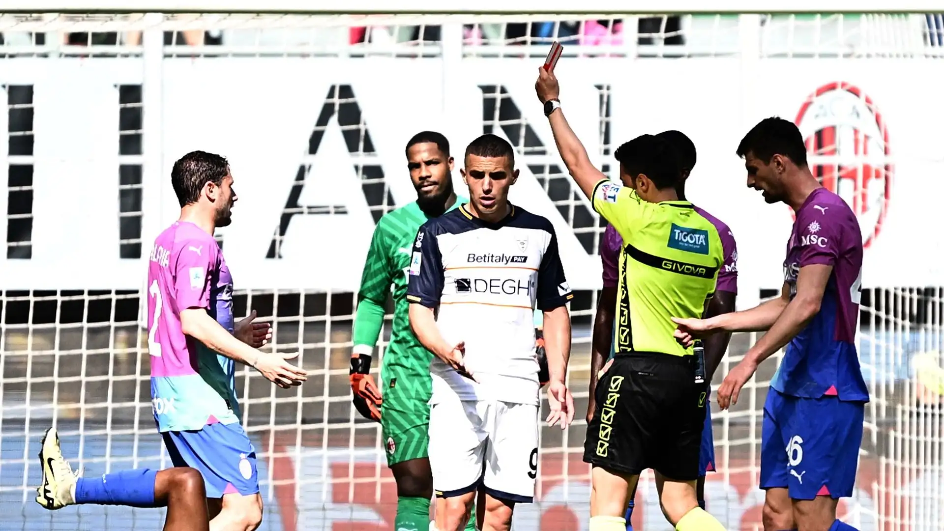 L'attaccante del Lecce ha alzato troppo la gamba nel contrasto con Chukwueze: i salentini hanno giudicato eccessivo il rosso