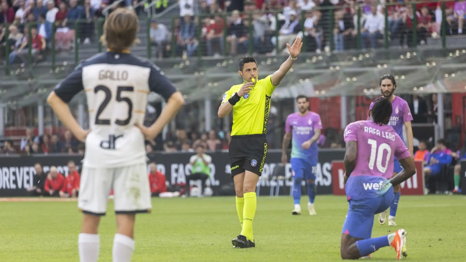 Grandi proteste anche dopo il gol di Leao, al 57'