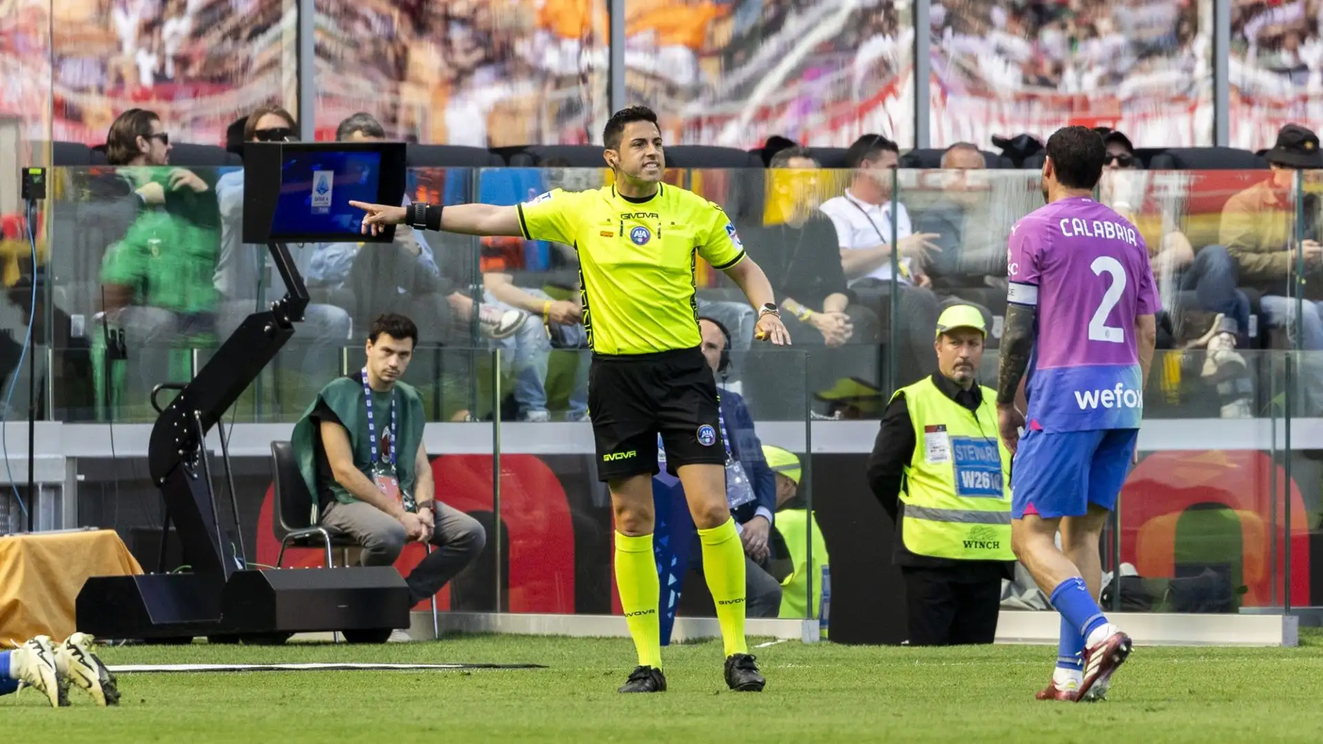 L'arbitro Massimi ha giudicato la rete regolare, senza consultare neanche l'on-field review, scatenando così l'applauso ironico e poi l'uscita polemica dallo stadio di Sticchi Damiani
