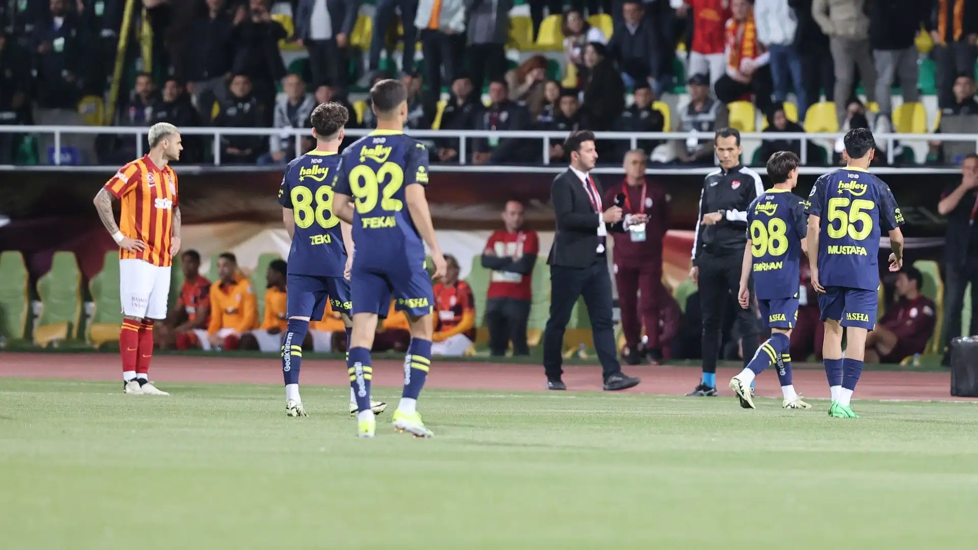 Ecco i ragazzi del Fenerbahce mentre si avviano verso gli spogliatoi