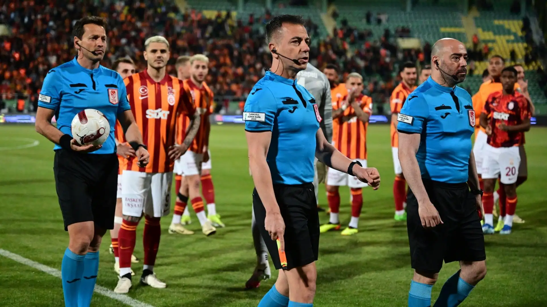 L'arbitro non ha potuto fare altro che fischiare il termine della partita