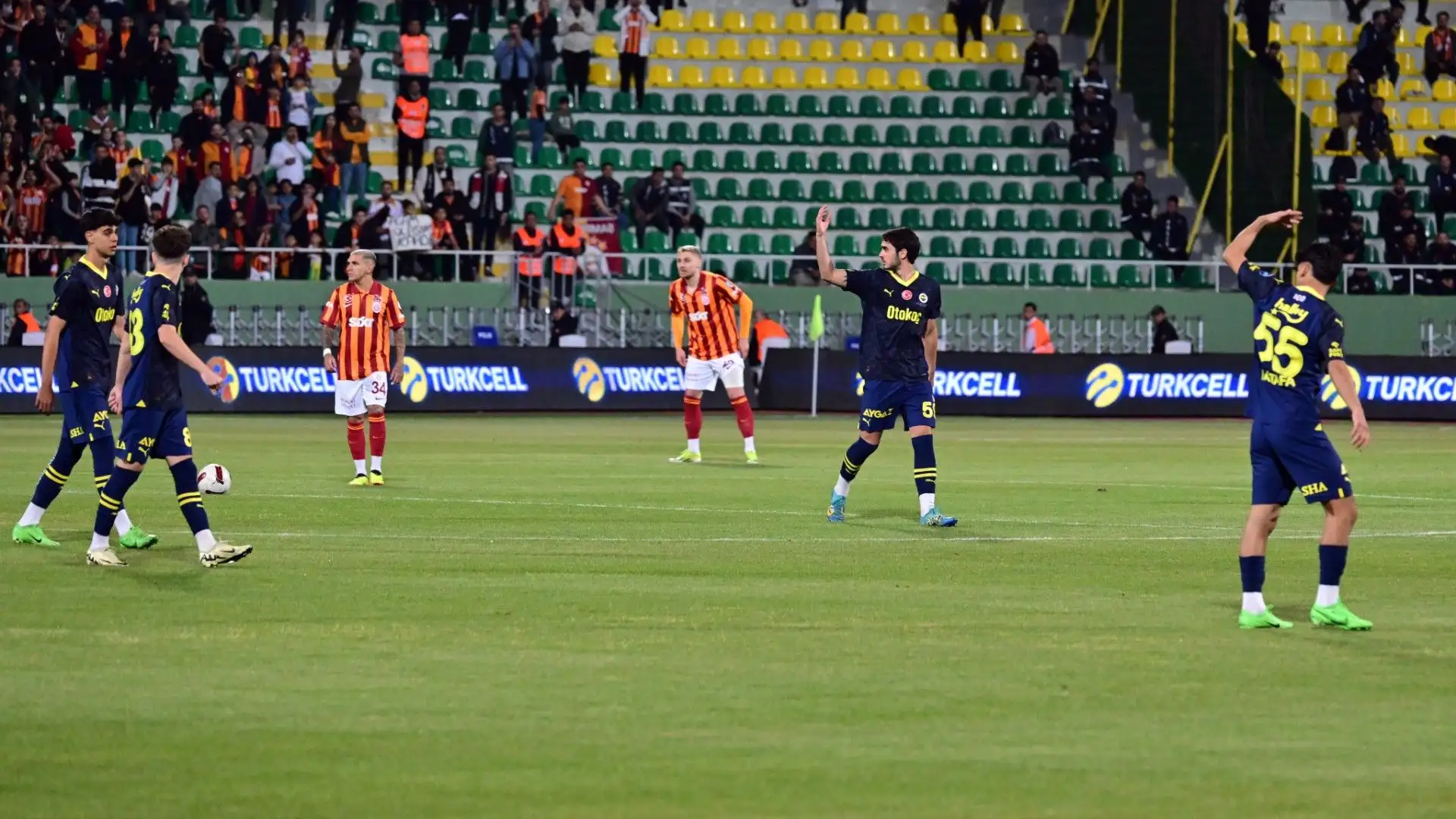 Gli spettatori del Sukru Saracoglu Stadium erano piuttosto confusi dalla situazione
