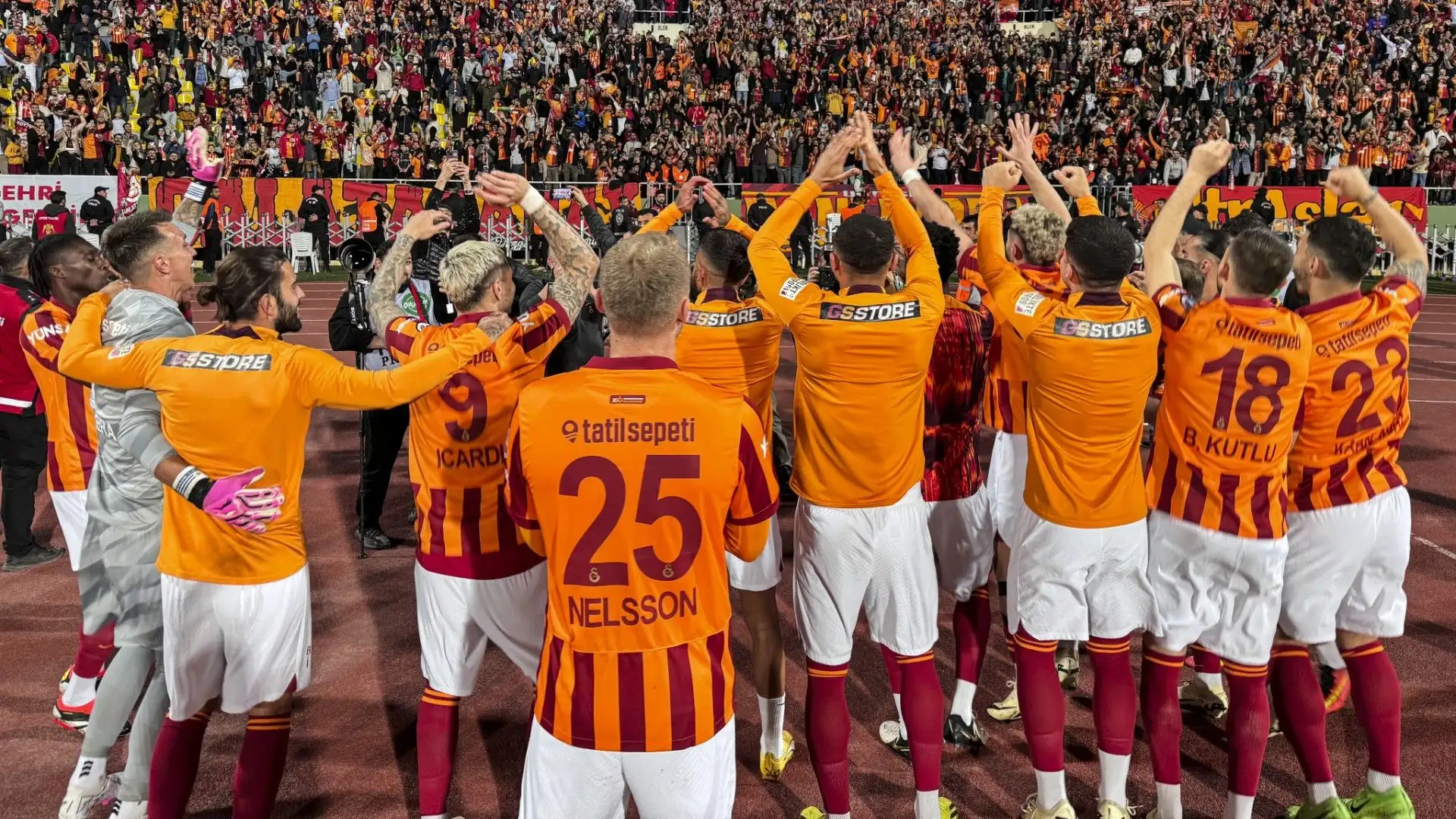 Icardi e compagni sono andati sotto alla curva riservata ai loro tifosi per gioire insieme