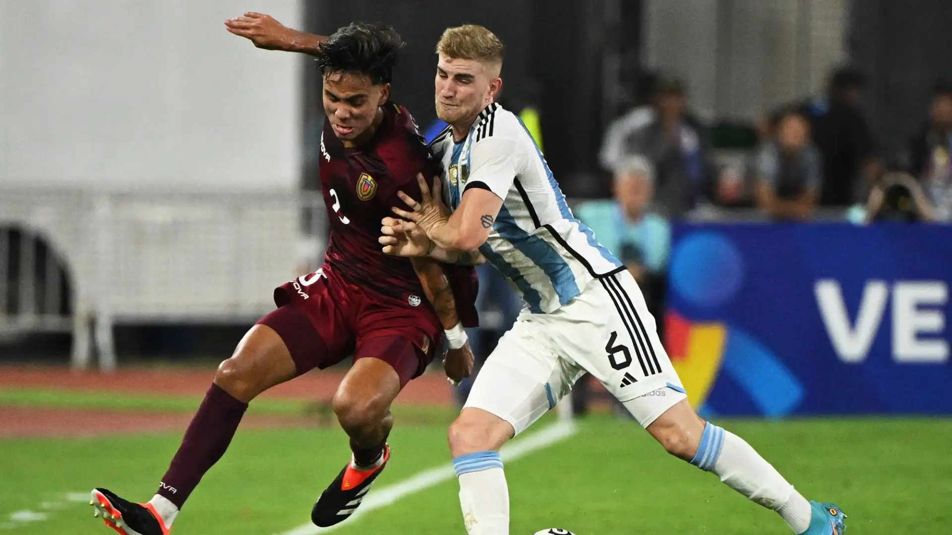 Di origini italiane, ha giocato per l'Argentina Under 23
