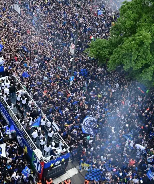 Inter, un mare di tifosi: le immagini della parata trionfale a Milano