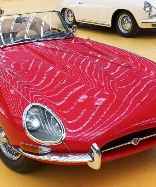 Eleganza e aggressività: le foto di una splendida Jaguar E-Type