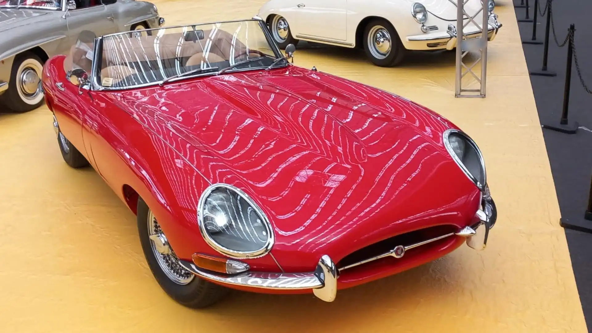 Eleganza e aggressività: le foto di una splendida Jaguar E-Type
