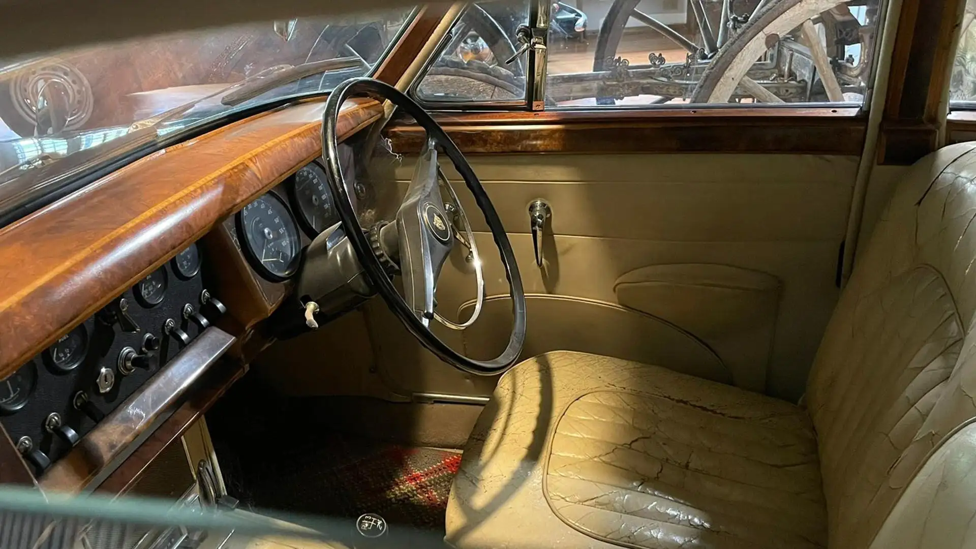 Il volante rigorosamente collocato a destra