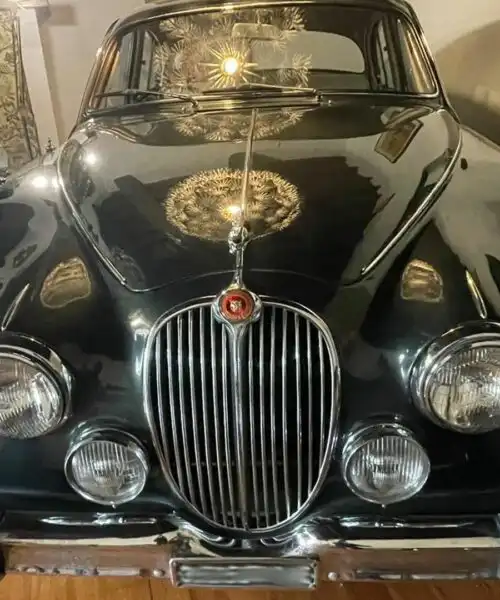 C’è una magnifica Jaguar Mk2 nel salotto: le foto