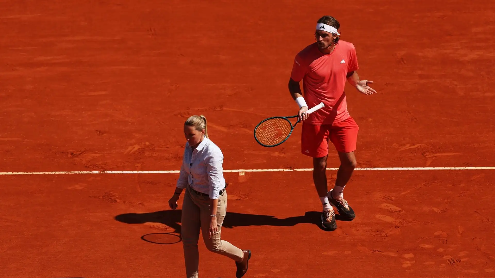 Nel quinto game del terzo set, l'arbitro e il giudice di linea non si sono accorti di un evidentissimo doppio fallo di Tsitsipas, che avrebbe permesso all'azzurro di portarsi a due break di vantaggio