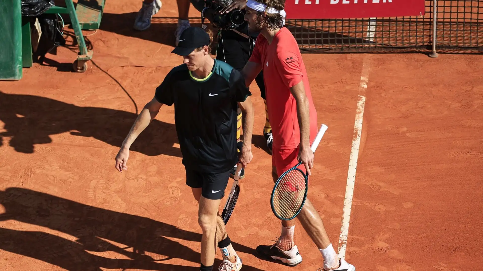 Il greco si è così qualificato per la terza volta per la finale del Masters 1000 di Monte Carlo. Per Jannik seconda sconfitta del 2024