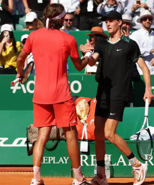 Monte Carlo: Jannik Sinner si arrende al dolore e a Stefanos Tsitsipas