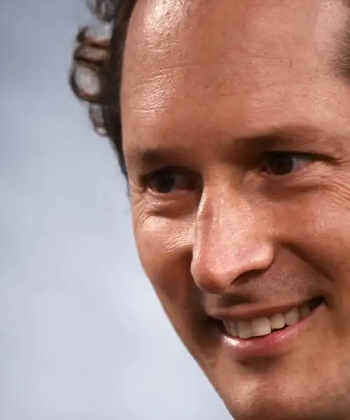 John Elkann si gode i podi Ferrari e cita Lewis Hamilton