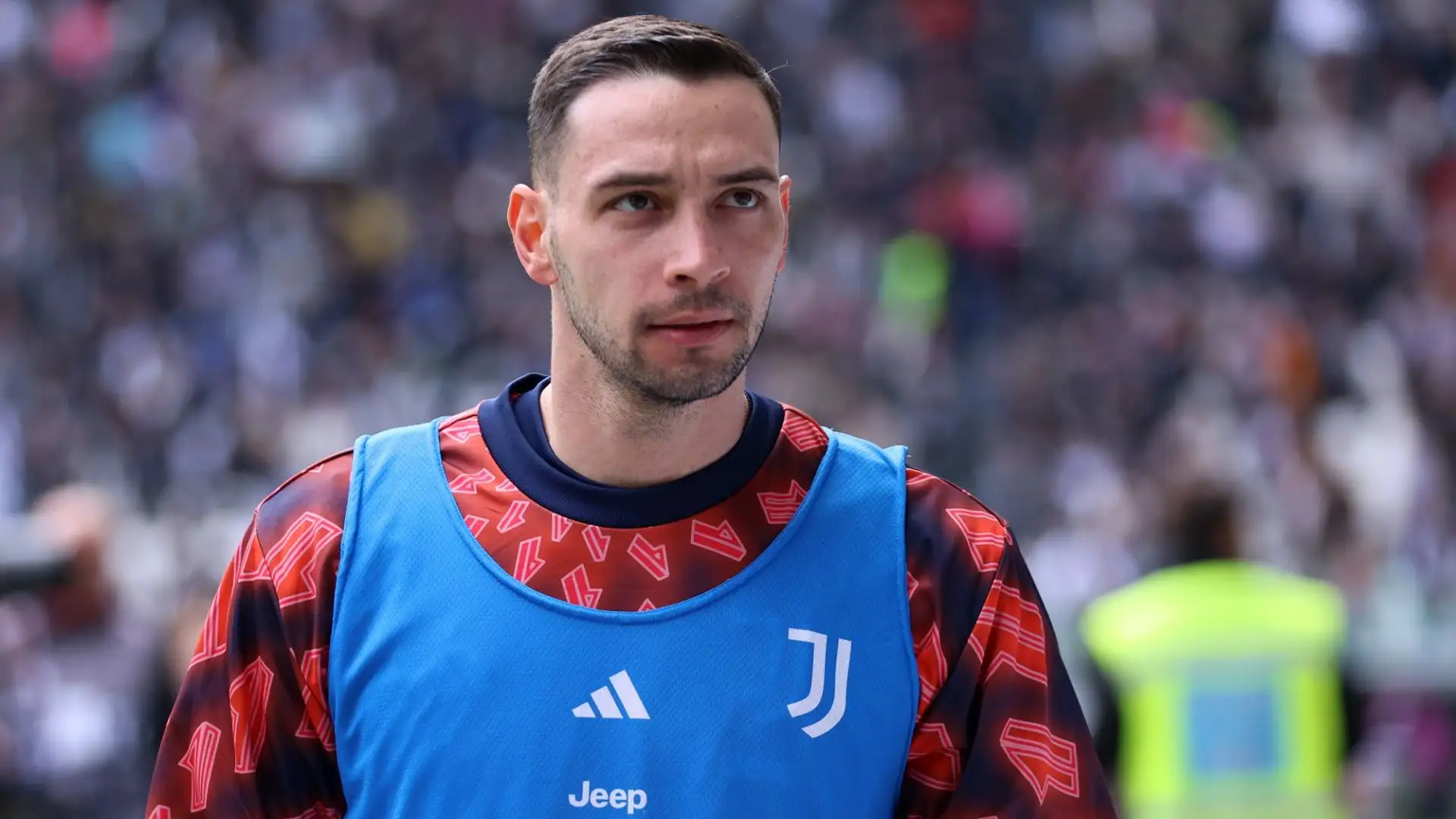 Via il fedelissimo di Allegri Mattia De Sciglio, considerato un esubero da Thiago Motta