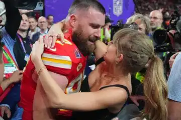 NFL, Travis Kelce resta ai Chiefs, felice anche Taylor Swift