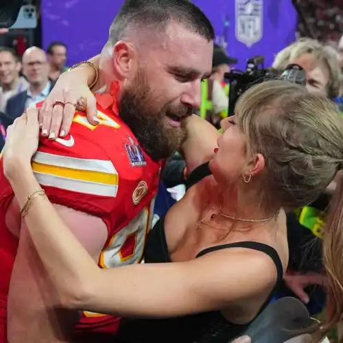 NFL, Travis Kelce resta ai Chiefs, felice anche Taylor Swift