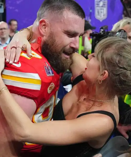 NFL, Travis Kelce resta ai Chiefs, felice anche Taylor Swift