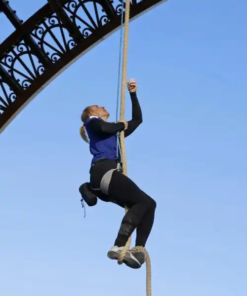La Torre Eiffel teatro di un record incredibile: le foto