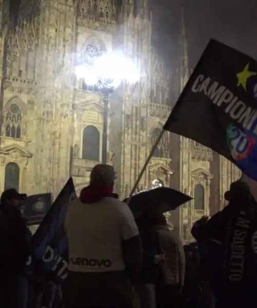 Lautaro e Barella scatenati in Piazza Duomo, insulti contro il Milan: le foto
